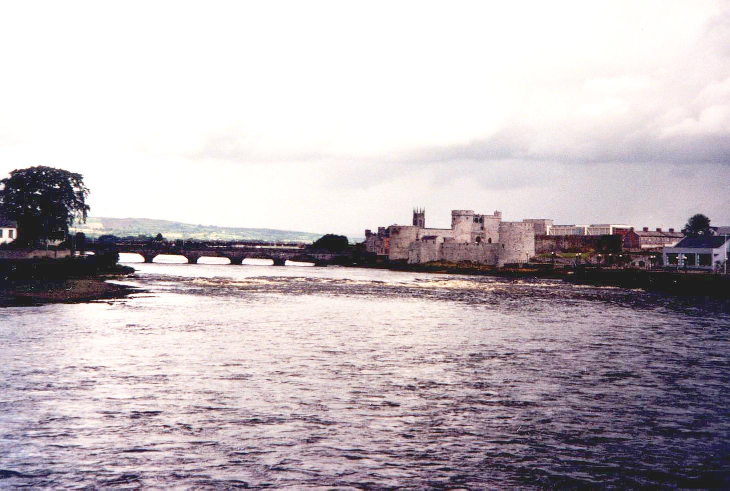 'Limerick und der River Shannon';return true
