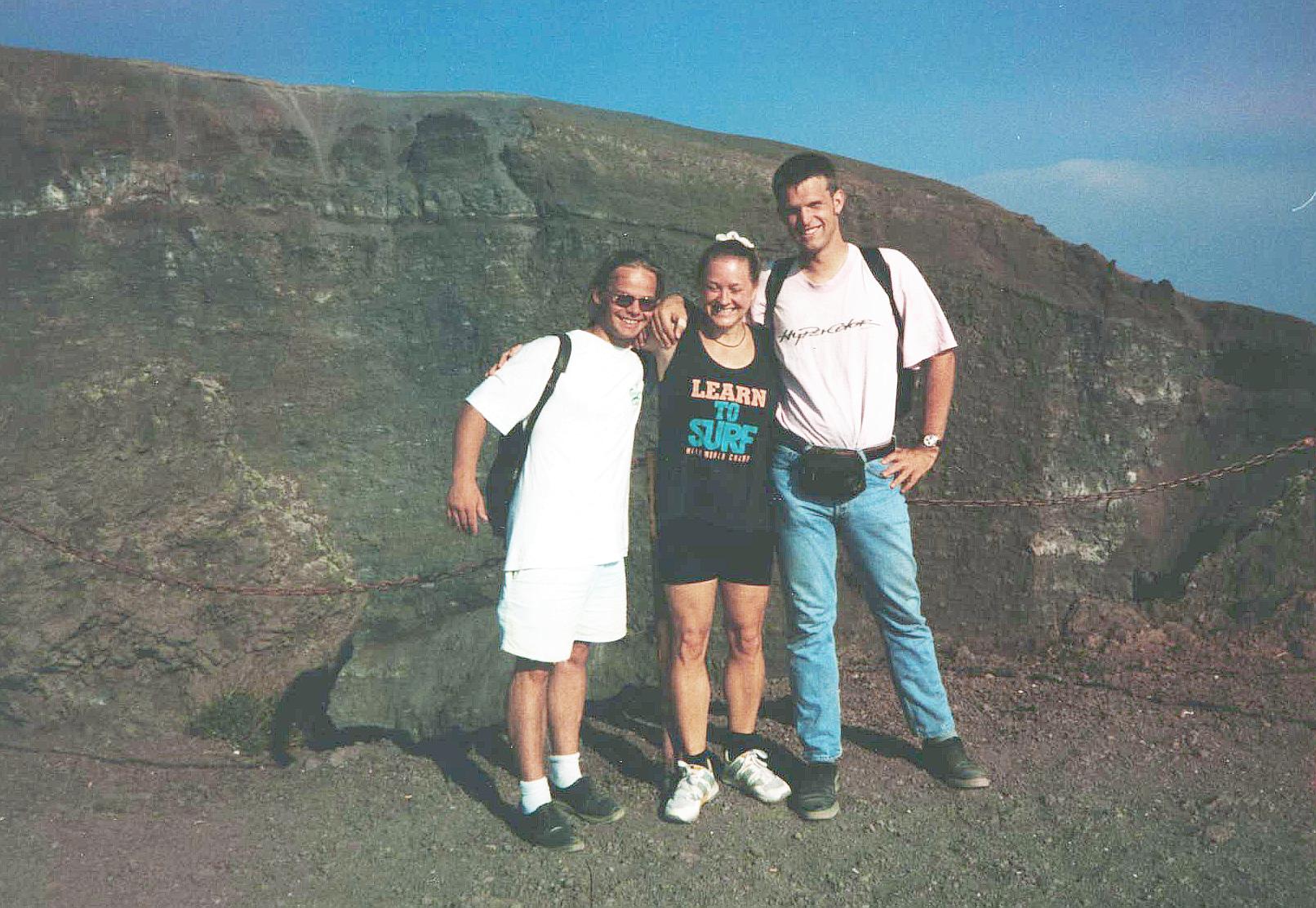 'Touristenfoto am Kraterrand des Vesuv';return true